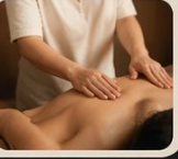 Thai-Massage Behandlung am Rücken